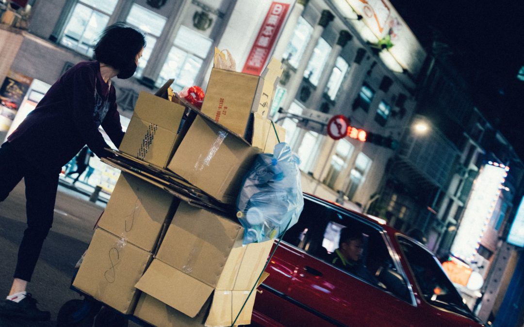 Let’s try to weigh out whether cardboard or plastic moving boxes are a better choice. What are the pros and cons of both?