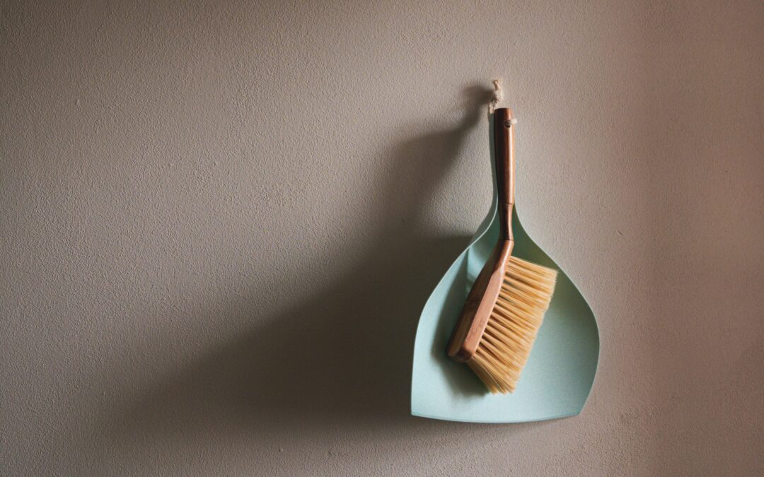 You will feel much better when you say goodbye to unnecessary junk before moving to a new location. Let's see how to do it.
