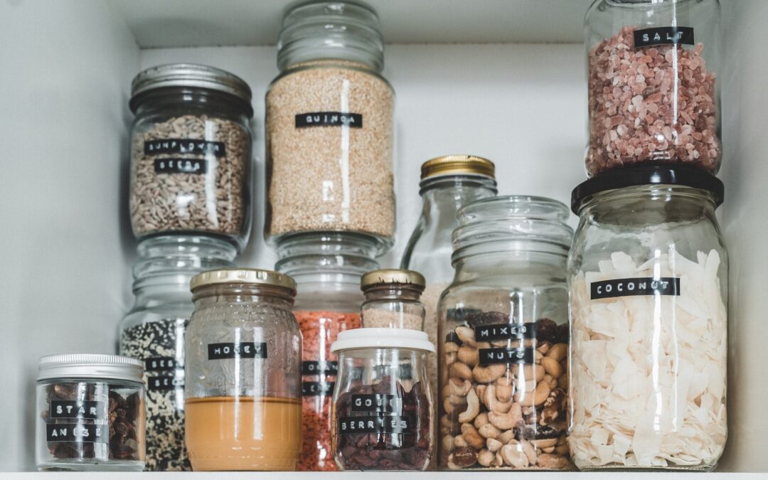 Packing kitchen supplies can be hard, but what about food? Here are some tips on how to do it systematically and get ready for the movers.
