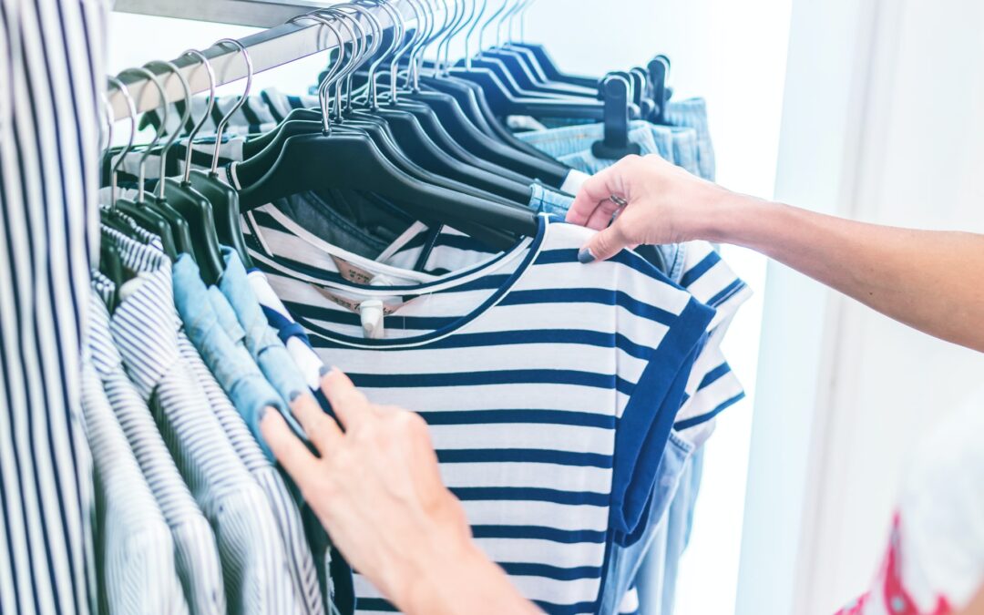 Packing hangers and hanging clothes can be the simplest thing to do. Here are some steps to make the process simple and easy.