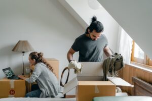 Beside the difference between cardboard and plastic boxes for moving, what are the other types? Let’s check them out together.
