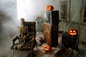 How can we pack all our “terrifying” Halloween decorations for relocation? Check out these useful pieces of advice to pack with ease.